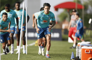 Pedro do Flamengo corre em treino da Seleção — Foto: Rafael Ribeiro / CBF