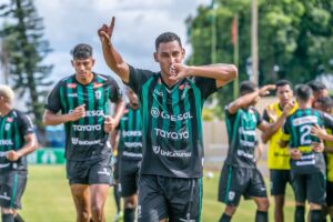 Azuriz surpreende o Athletico